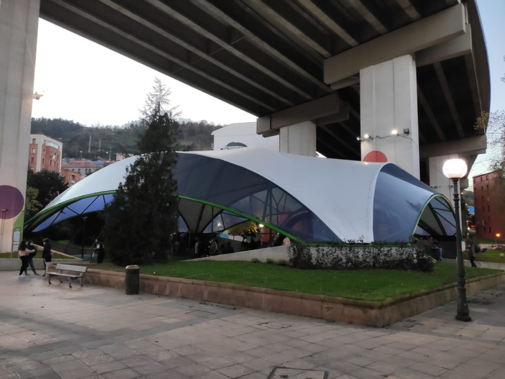 Cubierta de ETFE y PVC en Parque Infantil Plaza Rekalde. Bilbao.