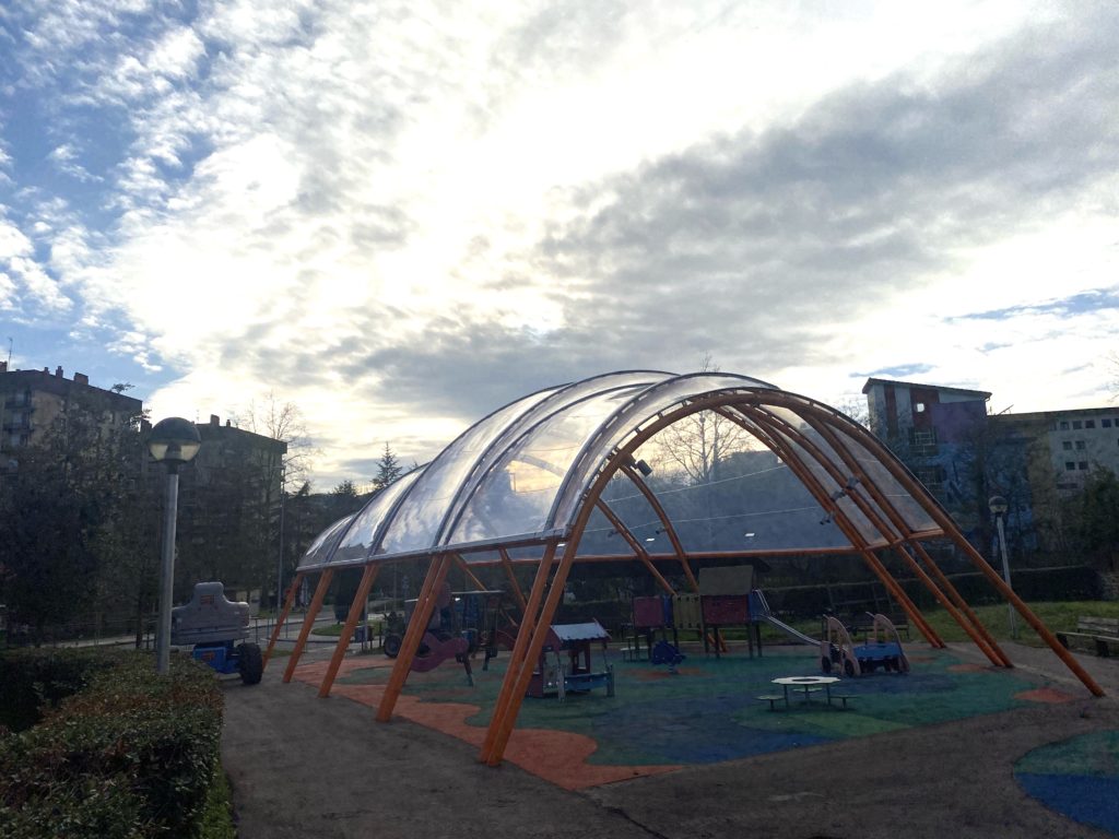 Cubierta de ETFE 250µ transparente en Juegos Infantiles Parque Ugarkalde. Oñate.